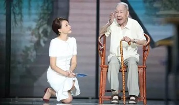 董卿跪地采訪  謙卑中藏高貴  從容間現底蘊