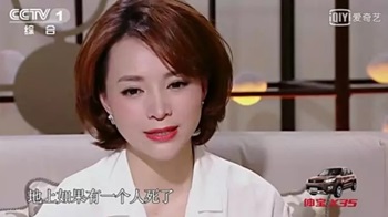董卿跪地采訪  謙卑中藏高貴  從容間現底蘊