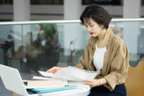 工傷認(rèn)定申請由誰來提出？由誰來受理？
