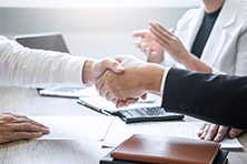 如果“二舅”拿到殘疾證并進入企業，他和企業分別能得到哪些好處？