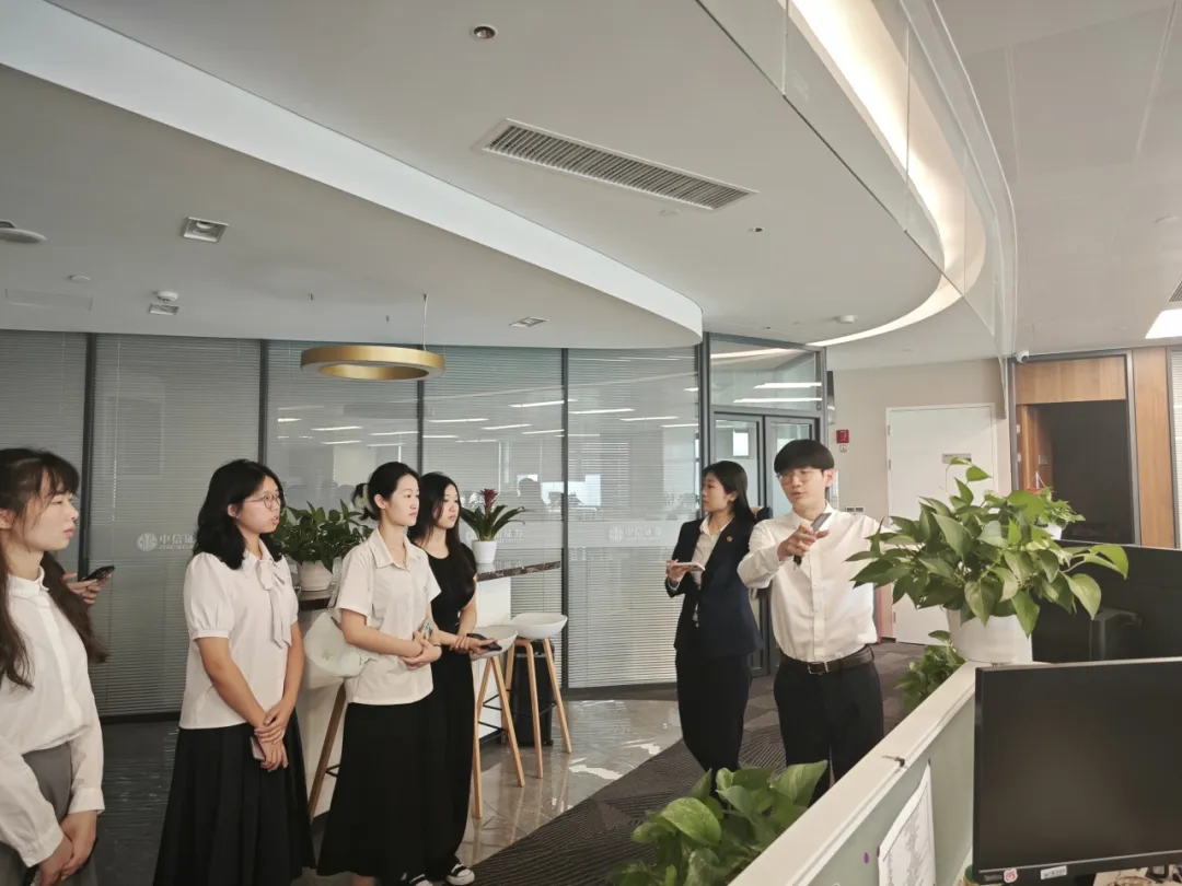 參觀企業1。